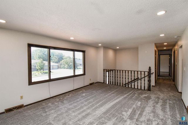 4504 S Cliff Ave, Sioux Falls, SD 57103