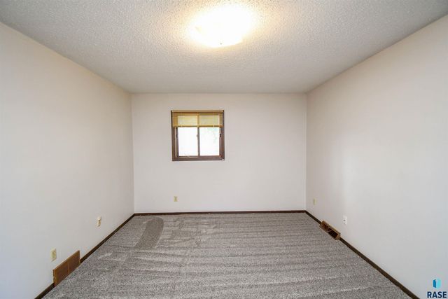 4504 S Cliff Ave, Sioux Falls, SD 57103