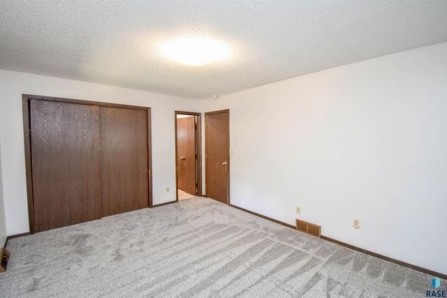 4504 S Cliff Ave, Sioux Falls, SD 57103