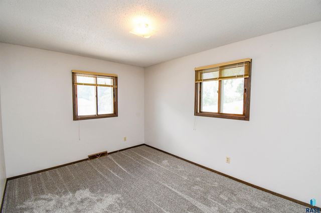 4504 S Cliff Ave, Sioux Falls, SD 57103