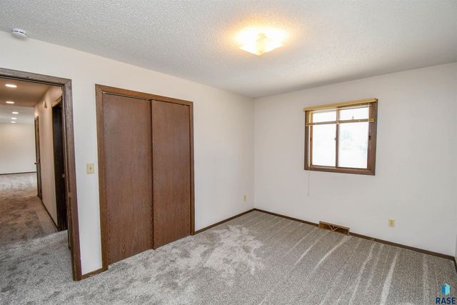 4504 S Cliff Ave, Sioux Falls, SD 57103