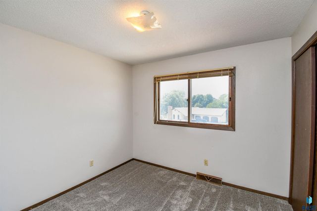 4504 S Cliff Ave, Sioux Falls, SD 57103