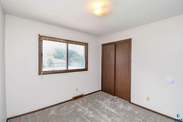 4504 S Cliff Ave, Sioux Falls, SD 57103