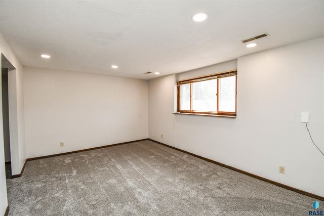 4504 S Cliff Ave, Sioux Falls, SD 57103
