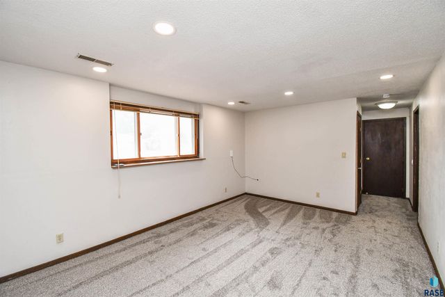 4504 S Cliff Ave, Sioux Falls, SD 57103