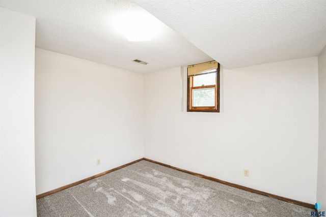 4504 S Cliff Ave, Sioux Falls, SD 57103