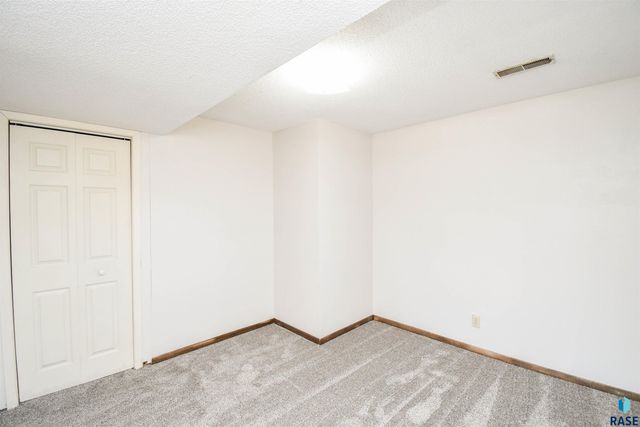 4504 S Cliff Ave, Sioux Falls, SD 57103