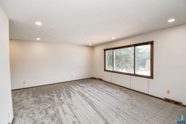 4504 S Cliff Ave, Sioux Falls, SD 57103