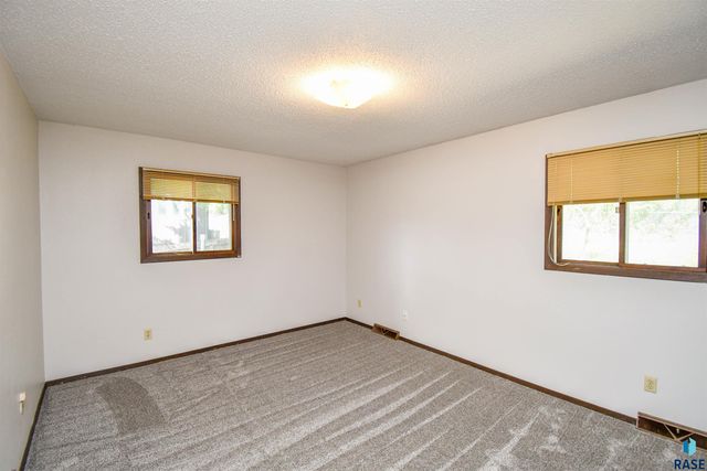 4504 S Cliff Ave, Sioux Falls, SD 57103