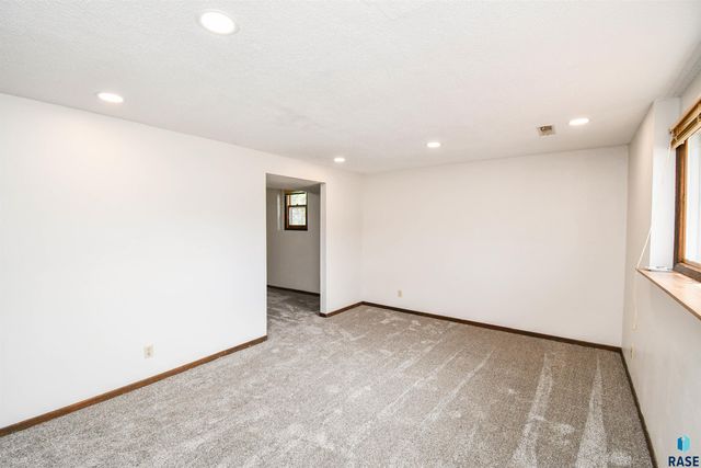 4504 S Cliff Ave, Sioux Falls, SD 57103
