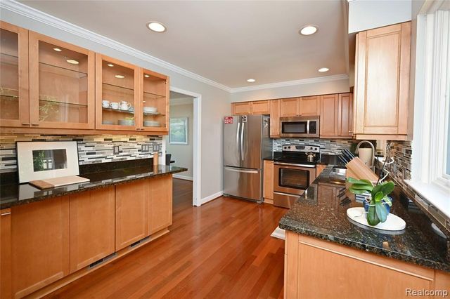 142 E Hickory Grove Road 3, Bloomfield Hills, MI 48304