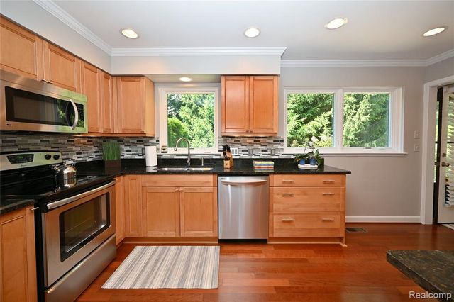 142 E Hickory Grove Road 3, Bloomfield Hills, MI 48304