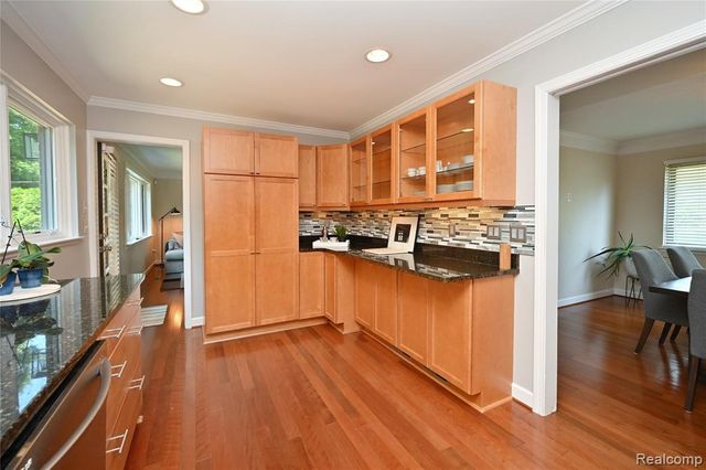 142 E Hickory Grove Road 3, Bloomfield Hills, MI 48304