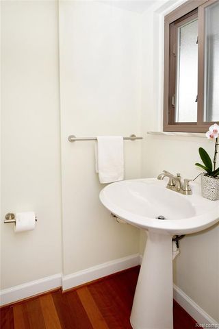 142 E Hickory Grove Road 3, Bloomfield Hills, MI 48304