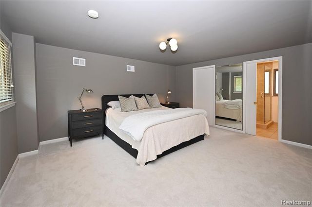 142 E Hickory Grove Road 3, Bloomfield Hills, MI 48304