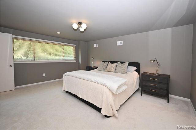 142 E Hickory Grove Road 3, Bloomfield Hills, MI 48304