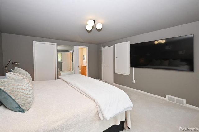 142 E Hickory Grove Road 3, Bloomfield Hills, MI 48304