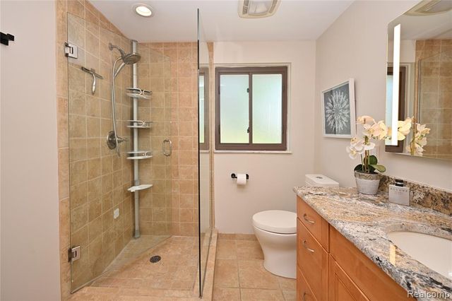 142 E Hickory Grove Road 3, Bloomfield Hills, MI 48304