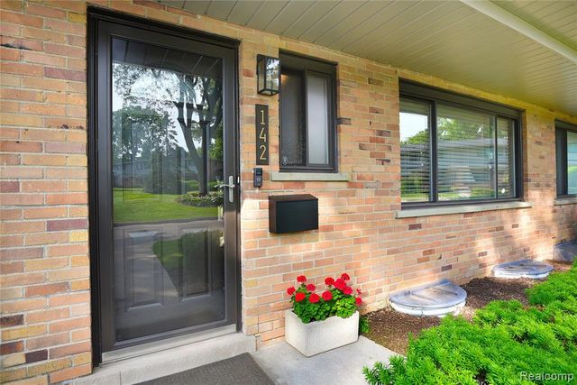 142 E Hickory Grove Road 3, Bloomfield Hills, MI 48304