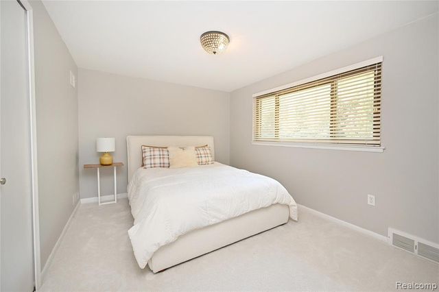 142 E Hickory Grove Road 3, Bloomfield Hills, MI 48304