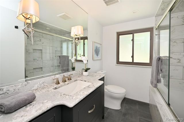 142 E Hickory Grove Road 3, Bloomfield Hills, MI 48304