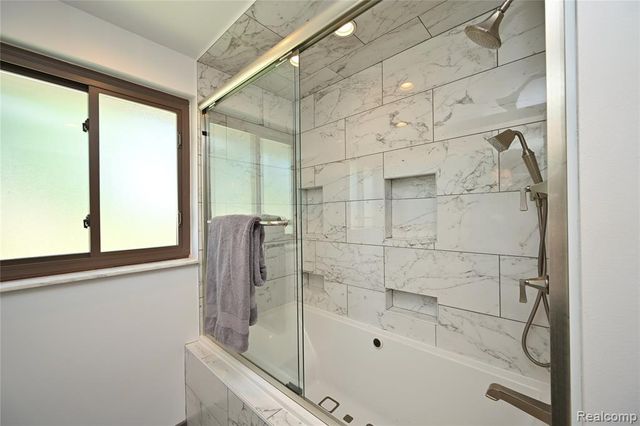 142 E Hickory Grove Road 3, Bloomfield Hills, MI 48304