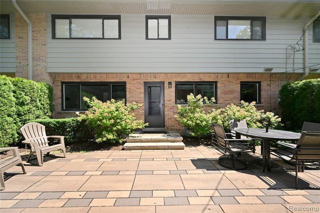 142 E Hickory Grove Road 3, Bloomfield Hills, MI 48304