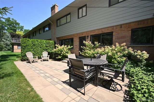 142 E Hickory Grove Road 3, Bloomfield Hills, MI 48304