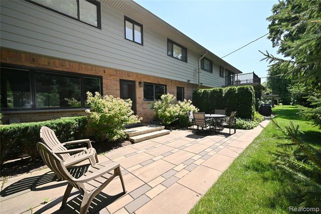 142 E Hickory Grove Road 3, Bloomfield Hills, MI 48304