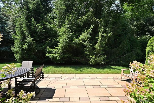 142 E Hickory Grove Road 3, Bloomfield Hills, MI 48304