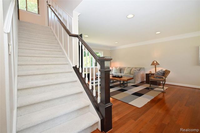142 E Hickory Grove Road 3, Bloomfield Hills, MI 48304