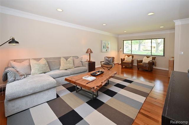 142 E Hickory Grove Road 3, Bloomfield Hills, MI 48304
