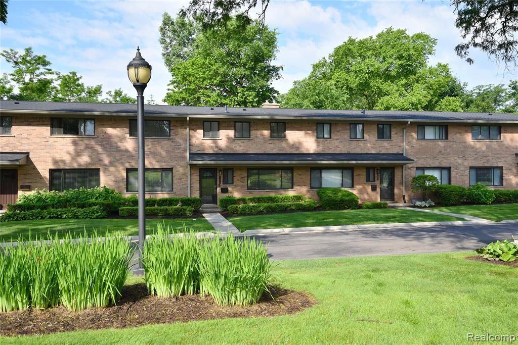 142 E Hickory Grove Road 3, Bloomfield Hills, MI 48304