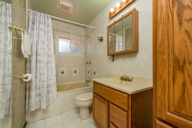 2109 W Pacific Avenue, Waukegan, IL 60085
