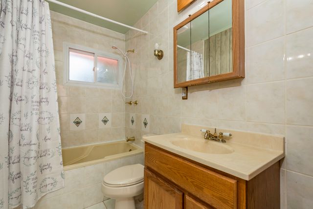 2109 W Pacific Avenue, Waukegan, IL 60085