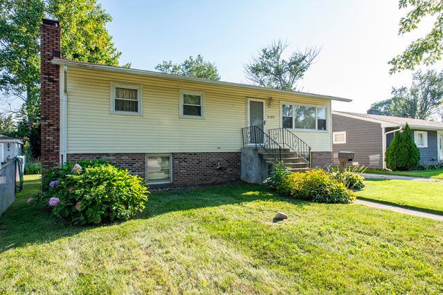 2109 W Pacific Avenue, Waukegan, IL 60085