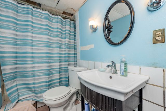 2109 W Pacific Avenue, Waukegan, IL 60085
