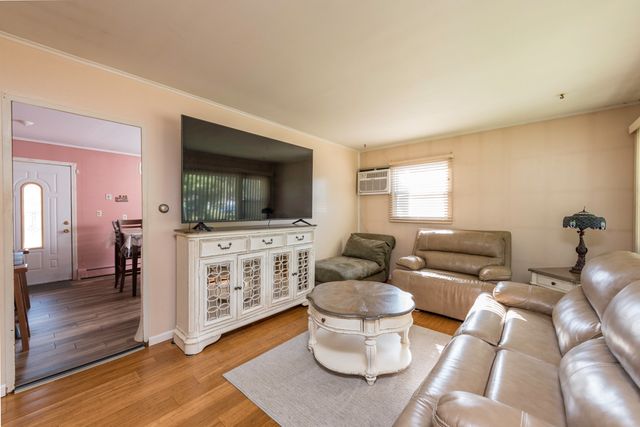 2109 W Pacific Avenue, Waukegan, IL 60085