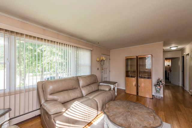 2109 W Pacific Avenue, Waukegan, IL 60085