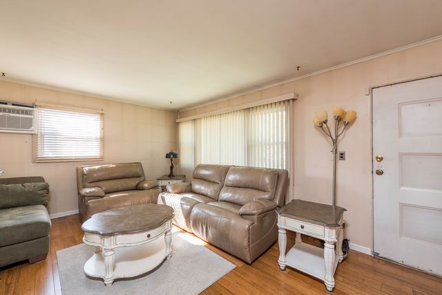 2109 W Pacific Avenue, Waukegan, IL 60085