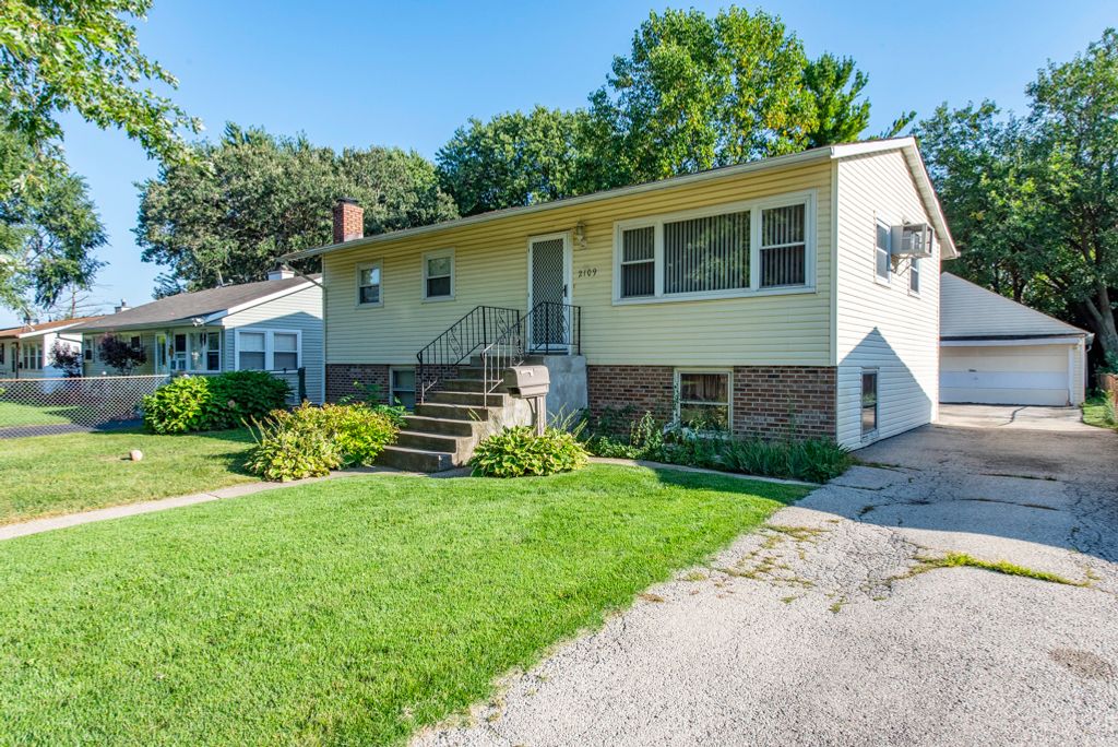 2109 W Pacific Avenue, Waukegan, IL 60085