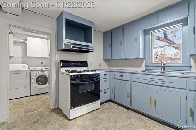 5903 N Silvery Lane, Dearborn Heights, MI 48127