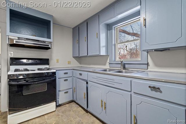 5903 N Silvery Lane, Dearborn Heights, MI 48127