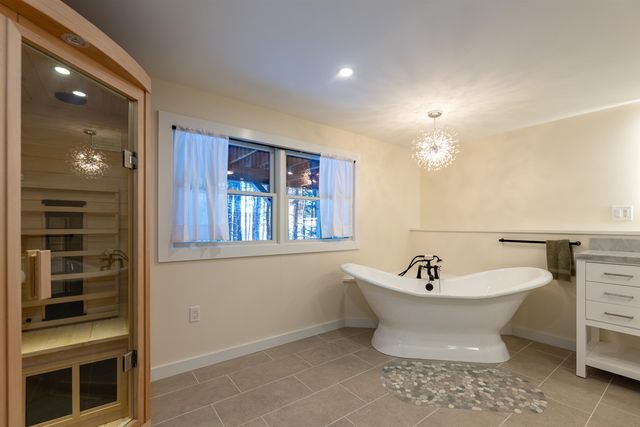 107 Jay Hill Road, Hartford, VT 05059