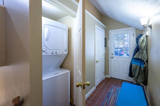 107 Jay Hill Road, Hartford, VT 05059