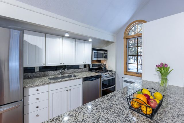 107 Jay Hill Road, Hartford, VT 05059