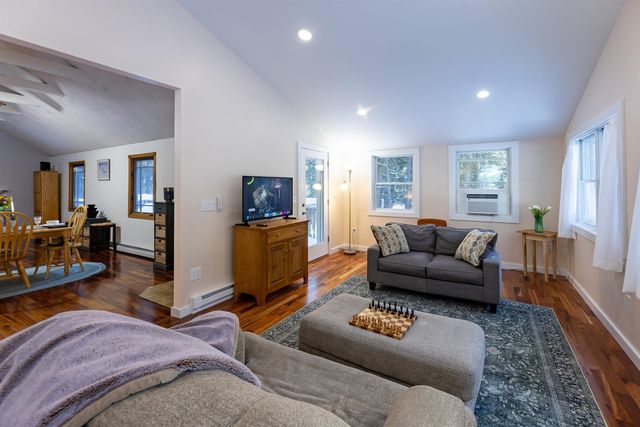 107 Jay Hill Road, Hartford, VT 05059