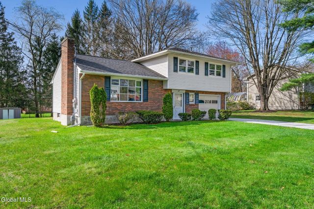6 St Thomas Lane, Colonie, NY 12304