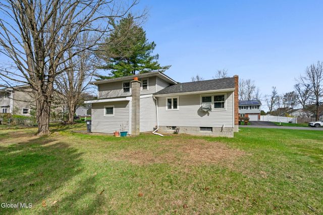 6 St Thomas Lane, Colonie, NY 12304