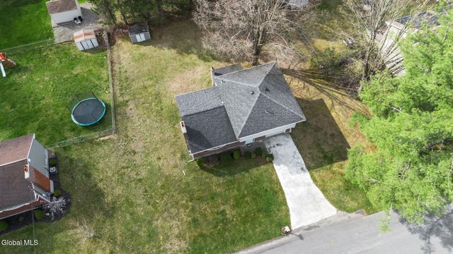 6 St Thomas Lane, Colonie, NY 12304